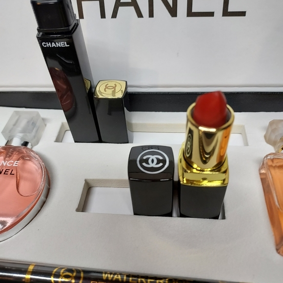 Great Christmas Gift🎁 CHANEL 5 piece Beauty Set. Leave message if interested. - Picture 3 of 9